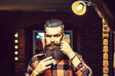 Makasla sakallı adam