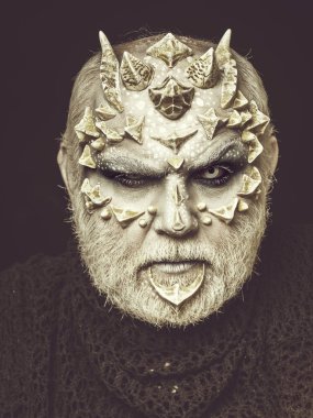 korku erkek ya da dikenler yüz makyaj ile canavar