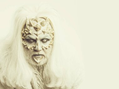 adam sakal ve dikenler üzerinde yüz makyaj vardır