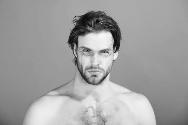 kırmızı zemin üzerine yaratıcı moda makyaj ile yakışıklı adam