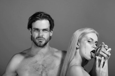 erkek ve kadın makyaj ile greyfurt tutun