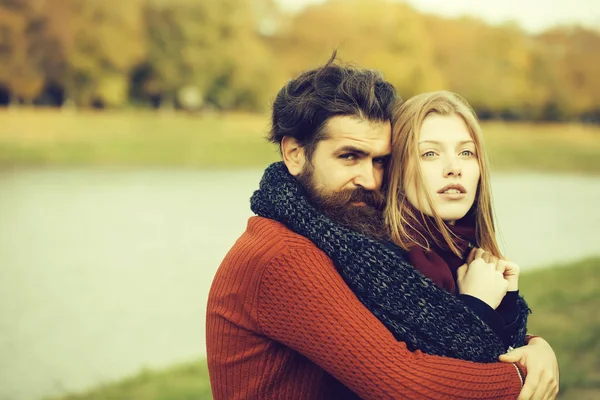 Jovem casal no parque de outono — Fotografia de Stock