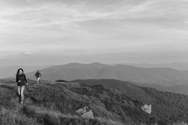 若いカップルが山にハイキングします。 — ストック写真