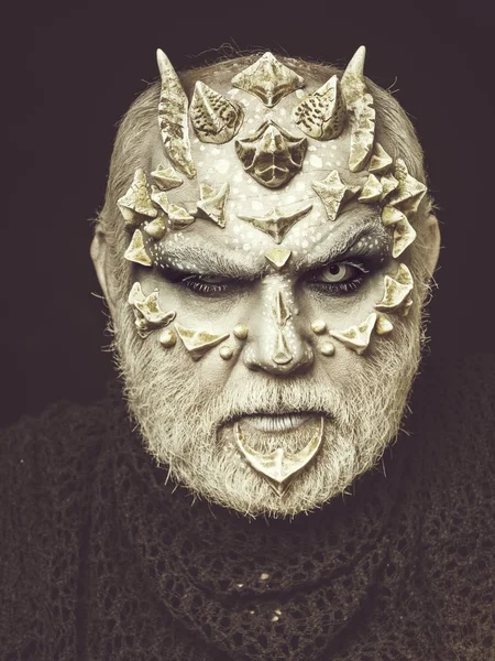 korku erkek ya da dikenler yüz makyaj ile canavar