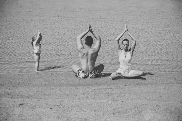 Bambino, uomo e donna meditare, posa yoga, famile — Foto Stock