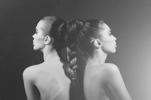 İki sevimli kadın örgü içine bağlı uzun saçlı — Stok fotoğraf