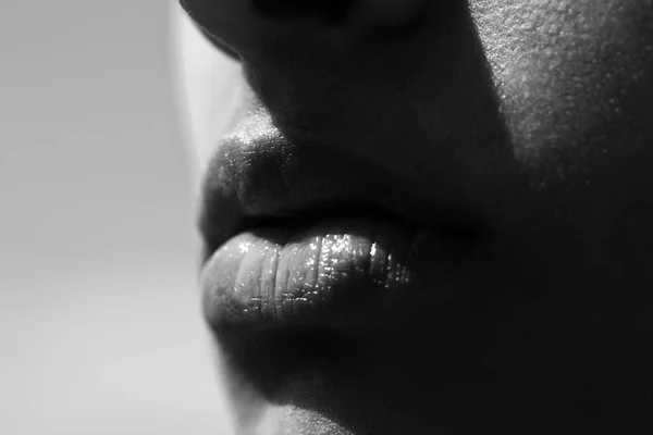 Boca de mulher com adorável, lábios gordos — Fotografia de Stock
