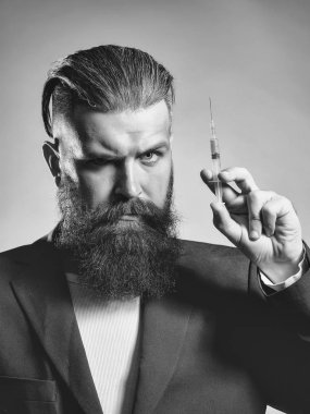 Şırınga ile sakallı adam