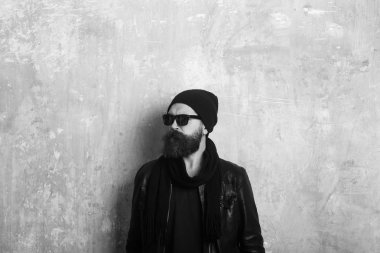 Hipster deri ceket ve gözlük ile şapka.