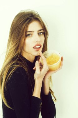 Jel veya merhem seksi dudaklarına koyarak mutlu güzel kız