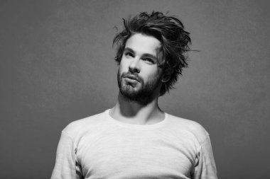 saç ve sakal adamın beyaz iç çamaşırı