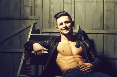 Şehvetli şık genç adam