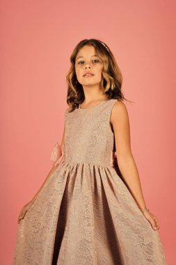 İnsanlar, mutluluk kavramı. Pembe elbise, mutlu küçük kız