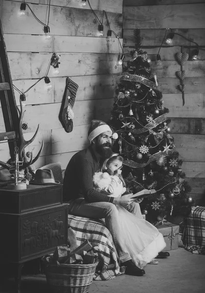 Weihnachtsglückliches Kind und Vater lesen Buch. — Stockfoto