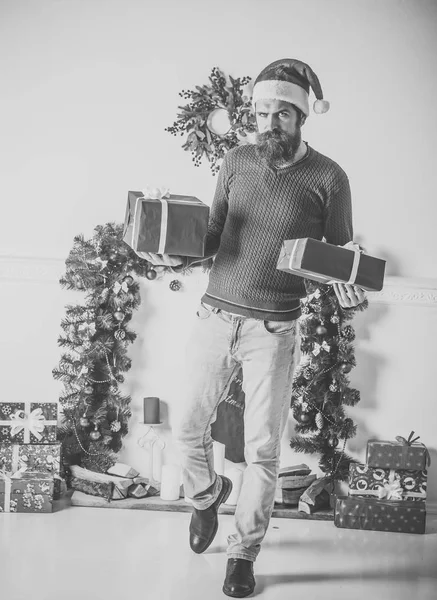 クリスマス装飾暖炉で新年男. — ストック写真
