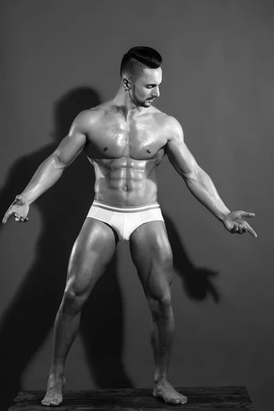 Homme sexy avec corps musclé en pantalon de sous-vêtements — Photo