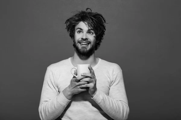 Ευτυχισμένος άνθρωπος με φλιτζάνι τσάι ή καφέ — Φωτογραφία Αρχείου