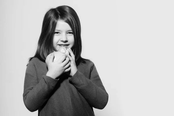Glücklich, hübsch, klein, kleines Mädchen lächelt und kuschelt Sparschwein — Stockfoto