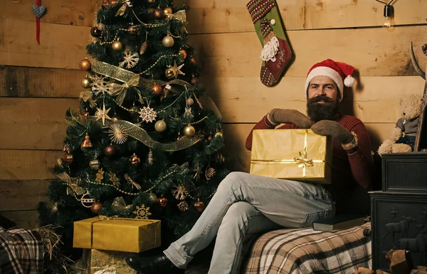 Hombre feliz navidad en sombrero de santa con caja actual —  Fotos de Stock