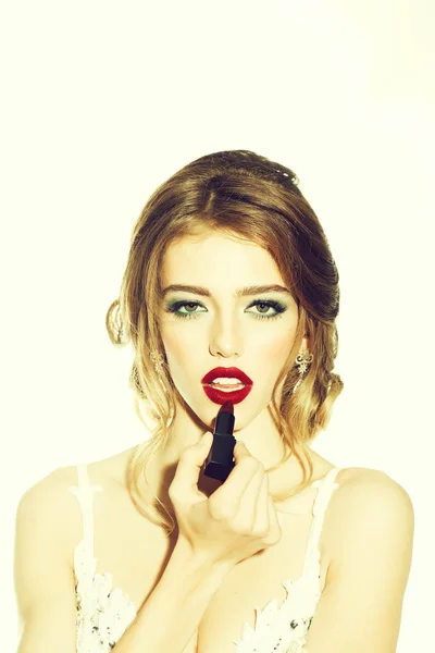 Vrouw met make-up lippenstift — Stockfoto