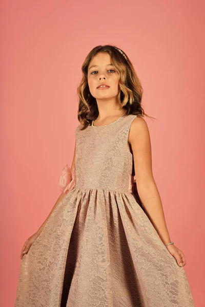 İnsanlar, mutluluk kavramı. Pembe elbise, mutlu küçük kız