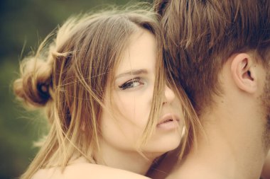 Sevimli erkek ve kadın çıkıyorsun. Güzel çift tarihi. Sevgililer günü. Sevgi ve hassasiyet. Romantik Çift kucaklamak. Aşk bu. Duygu mutluluk