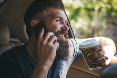 Olgun hippi sakallı. Erkek kuaför bakım. Sakallı adam. bıyıklı acımasız beyaz hippi. Gün iyi haberle başladı. Sabah kahve ve Internet ile başlıyor. Meslektaşım iyi haber