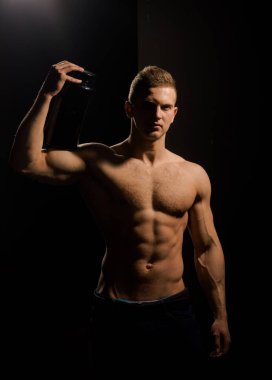 Fiziksel performans destekleyen. Kas bina için adam kullanım spor vitamin takviyeleri. Atletik güçlü kolların şişede vitamini dostum. Sağlıklı bir diyet ve fitness. Spor beslenme ve vitamin Diyet