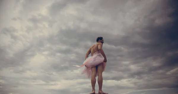 Grappige mens freak. Man in ballerina rok buiten. Gek ballerina. drag queen. Inspiratie en dromen. Man dansen in tutu in ballet studio. U geniet van een zorgeloze tijd. speelse man. geluk. — Stockfoto