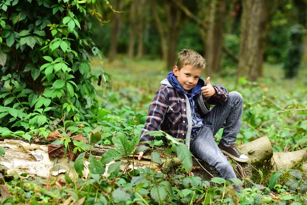 Mi aprobación, mi pulgar hacia arriba. Pequeño niño dar pulgar hacia arriba en el bosque. Los niños pequeños muestran satisfacción. Todo el mundo quiere aprobación — Foto de Stock