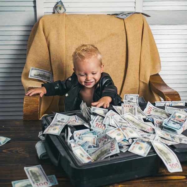 Alles ziet er geweldig uit. Jongenskind met geld geval. Kleine jongen graaf geld in contanten. Klein kind business administreren in bedrijf opstarten. Zakelijke opstartkosten. Kleine ondernemer werk in office — Stockfoto