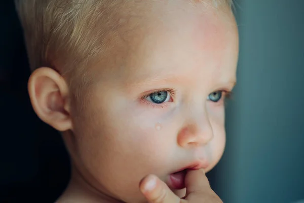 이 흘리 눈. 슬픈 얼굴 작은 남자 아이. 그는 울 아기입니다. 작은 아기 울음. 그의 뺨 아래로 굴러 눈물으로 아기 — 스톡 사진