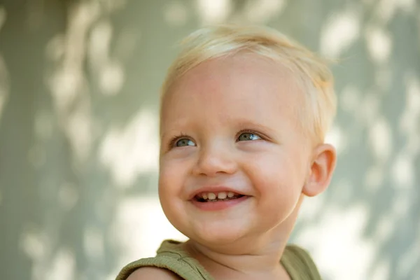 Leuk en zorgeloos. Beetje baby gelukkig lachend. Gezondheid is een echte schoonheid. Babyjongen geniet van gelukkige jeugd. Gezondheidszorg voor gelukkig kind. Glimlach van jongetje — Stockfoto