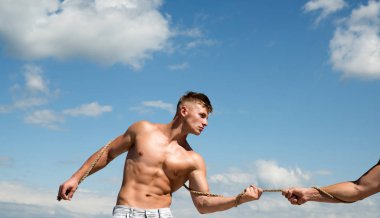 Kendini zor. Güçlü adam ipin ucunda çeker. Uygun adam fiziksel güç ve kas gücü gösterir. Kas gücü testi. Atletizm Yarışması. Spor yarışması. Savaş spor oyun tug