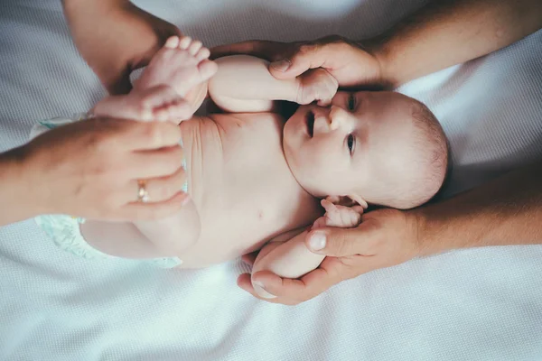 Νεογέννητο μωρό και οικογενειακό γιατρό. Ασθενή, το γιατρό και το νεογέννητο. Κοριτσάκι ή αγόρι δόθηκε φροντίδα σώματος και μασάζ. Οικογενειακή αγάπη και φροντίδα. Επίσκεψη σε ένα γιατρό για το μωρό. Κυκλωτικά σας λίγο ένα με ποιότητα φροντίδας — Φωτογραφία Αρχείου