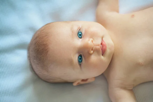 Bom começo. Cuidados pediátricos de recém-nascido. Menina ou menino recém-nascido. Cuidados infantis, tempos felizes. Creche de infância feliz — Fotografia de Stock