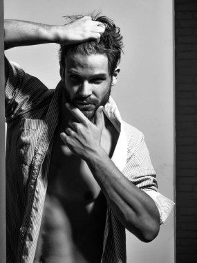 Adam dokunur saç ve sakal