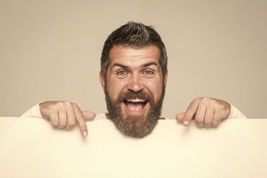 Adam ya da gri arka plan üzerinde sakallı adam.