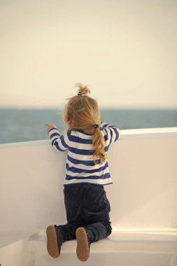 Arka beyaz yatta oturma küçük şirin çocuk