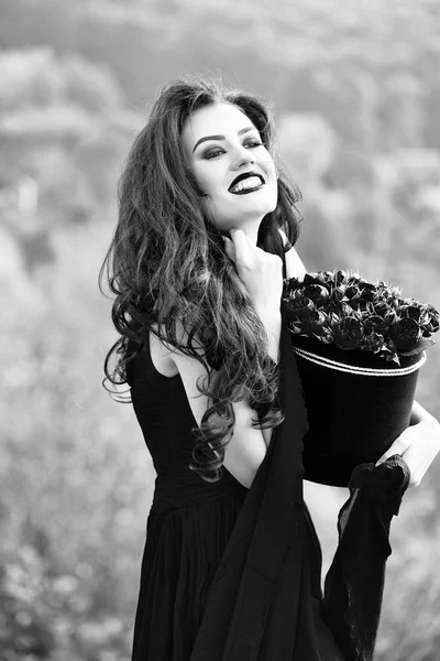 Сексуальная улыбающаяся девушка с красными розами — стоковое фото