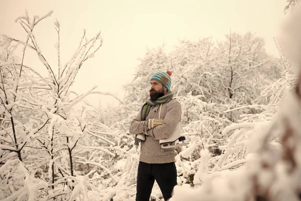 Hombre barbudo con patines en el bosque nevado . — Foto de Stock