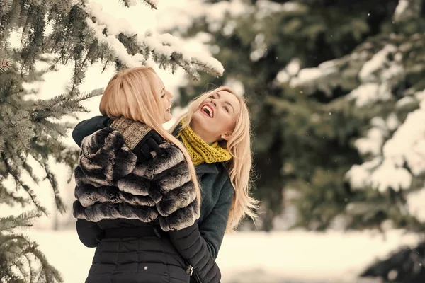 Ευτυχισμένος γυναικών αγκαλιάζει σε εξωτερικούς χώρους σε μέρα του χειμώνα — Φωτογραφία Αρχείου