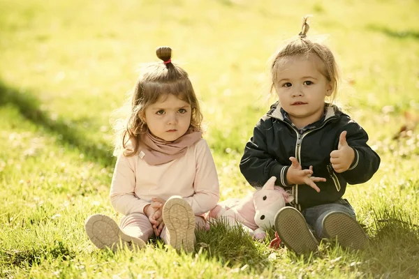 Brother show thumbs up with sister on sunny day — Stock Photo, Image