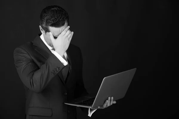 Homem ou gerente escondendo o rosto com a mão em terno azul — Fotografia de Stock