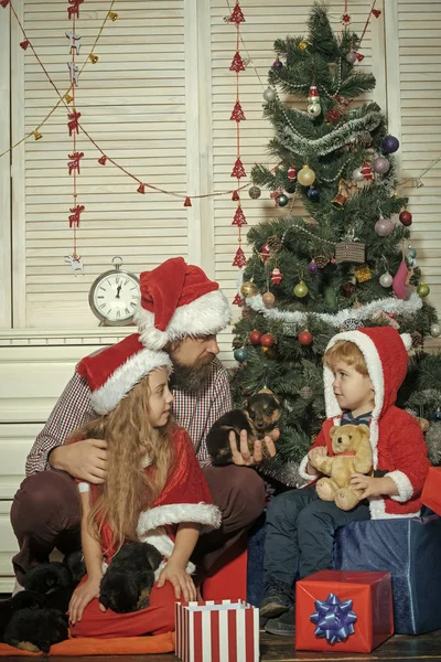 Gelukkig gezin vieren nieuwjaar en kerst. — Stockfoto