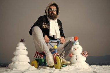 Üç tekerlekli bisiklet üzerinde gri gökyüzü kişini