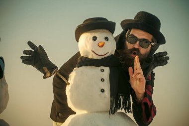 Noel adam ve siyah beyefendi şapka veya casus kardan adam