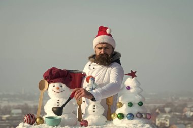 Beyaz üniformalı kepçe ile mutsuz hipster