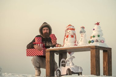 Mutsuz adam hediye kutuları tutarak