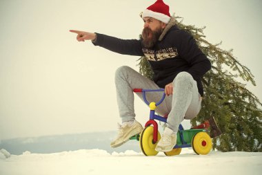 Kızgın hipster Xmas ağacı beyaz kar üzerinde taşıyan